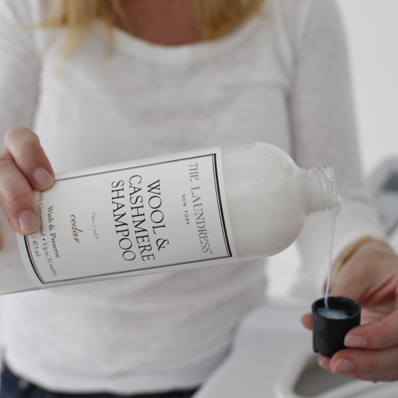 PRODUCT_Wool & Cashmere Shampoo 16 fl oz_How To_3_IMAGE_01