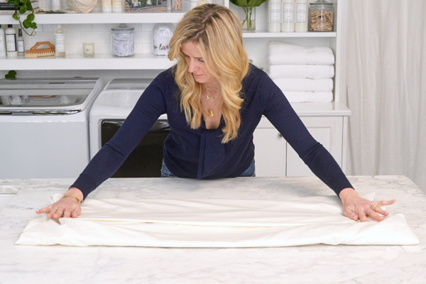 CMSPage How-To | Fold a Fitted Sheet ONE SIZE IMAGE 01