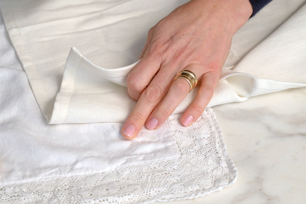 CMSPage How-To | Clean Table Linen Stains ONE SIZE IMAGE 01