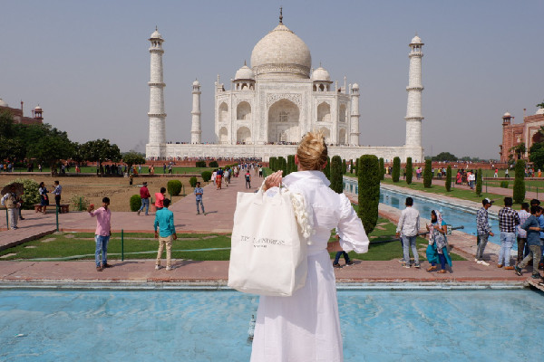 GWEN OUTSIDE TAJ MAHAL IN INDIA